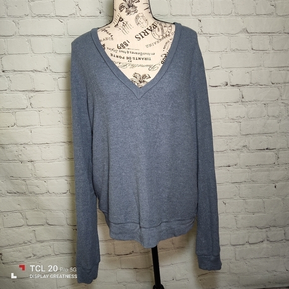 WILDFOX Soft Brushed Beach Bunny V-Neck Jumper Top Teal NEW - Picture 2 of 8